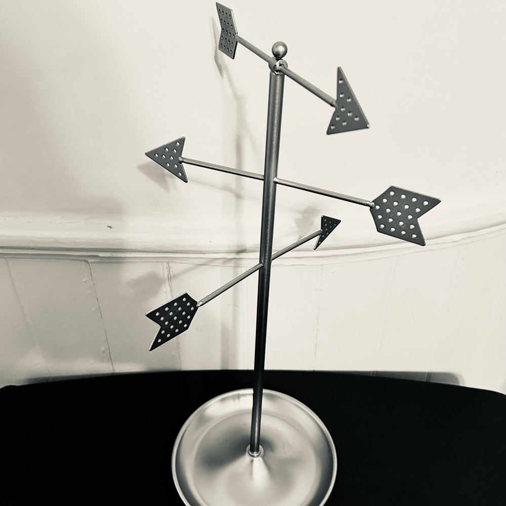 Umbro Loft 3 Tier Silver Arrow Jewelry Tree/Like New Condition